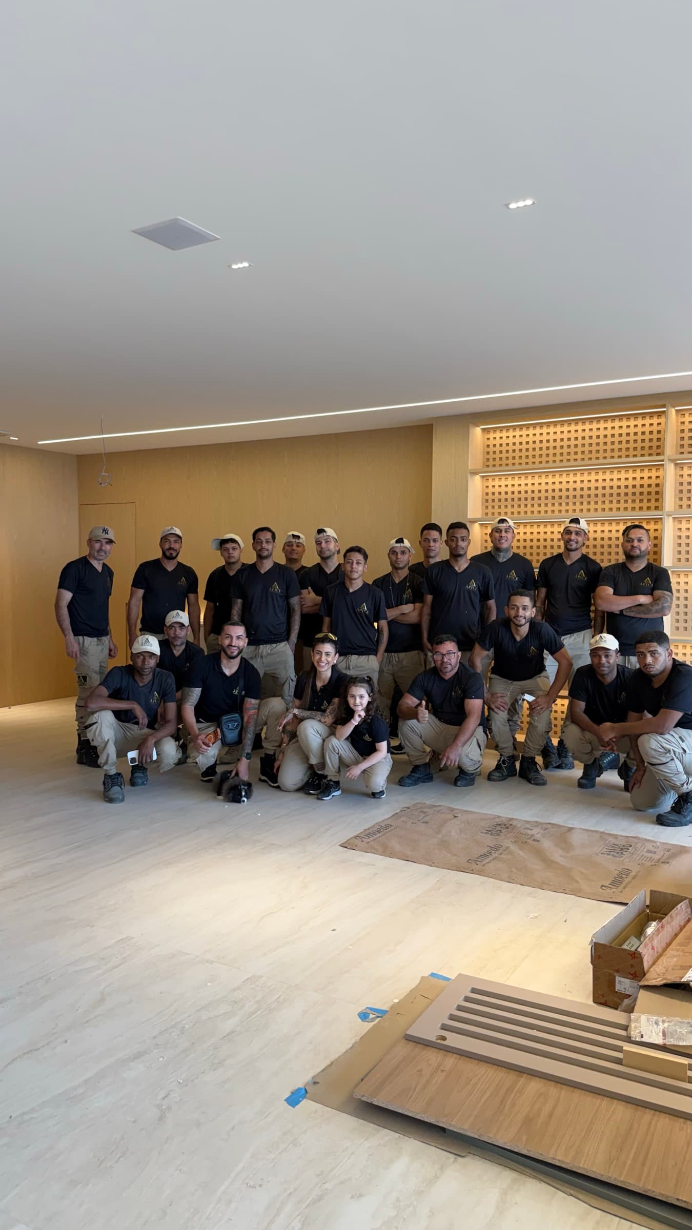 Equipe da Ápice Montagem reunida numa obra de alto padrão